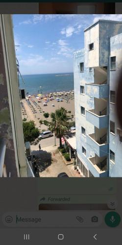 - un balcon offrant une vue sur la plage dans l'établissement front beach appartament, à Shëngjin