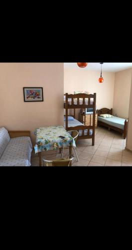 - un salon avec un lit et une table dans l'établissement front beach appartament, à Shëngjin