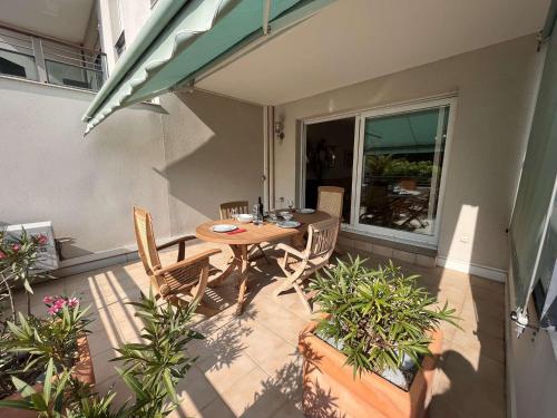 Appartement Lumineux à 1,5 km de la Plage avec 2 Terrasses - Fréjus - FR-1-226A-159
