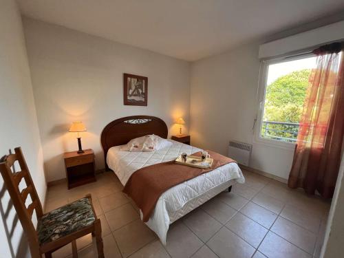 une chambre avec un lit et une fenêtre dans l'établissement Appartement Lumineux à 1,5 km de la Plage avec 2 Terrasses - Fréjus - FR-1-226A-159, à Fréjus