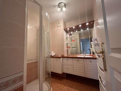 une salle de bain avec douche et lavabo dans l'établissement Appartement Lumineux à 1,5 km de la Plage avec 2 Terrasses - Fréjus - FR-1-226A-159, à Fréjus