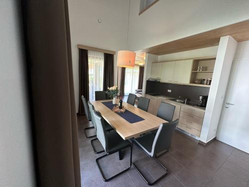 eine Küche und ein Esszimmer mit einem Tisch und Stühlen in der Unterkunft Apartment BRIN in Topolšica