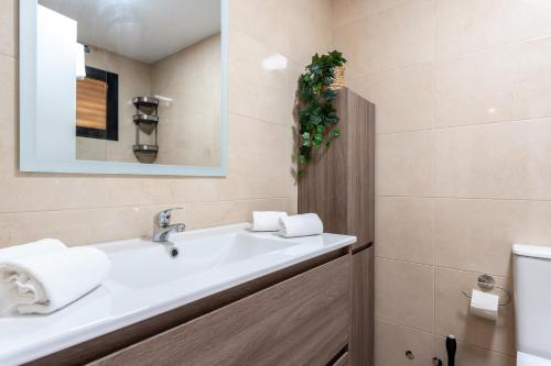 托雷莫利諾斯的住宿－Charming apartment near beach, sea view terrace，一间带水槽和镜子的浴室