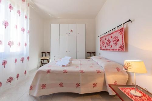 1 dormitorio con 1 cama grande y 1 mesa en La Lampara - Casa Panoramica 4 Km dalla Pelosa, en Stintino