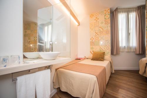 Postel nebo postele na pokoji v ubytování Hostal Marenostrum