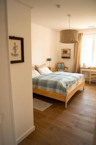 - une chambre avec un lit bleu et blanc dans l'établissement La maison du bassin, à LʼIsle-sur-la-Sorgue