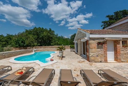 uma vista exterior de uma casa com piscina em Villa surrounded by nature em Dračevac Ninski