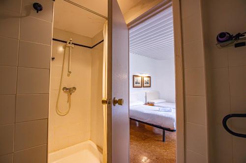 uma casa de banho com um chuveiro e uma banheira em Holidays, Itálica, 8 personas 3 dormitorios y 3 baños em Sierra Nevada