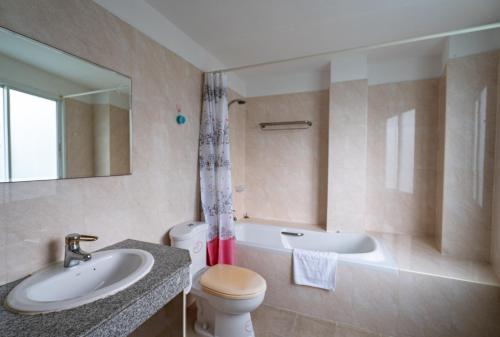 小查汶海灘的住宿－查汶海塔拉酒店，浴室配有盥洗盆、卫生间和浴缸。