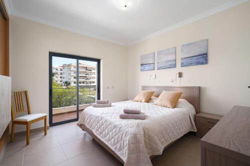 Un dormitorio con una cama grande y una ventana en Cozy modern apartment 111 by Destination Algarve, en Lagos