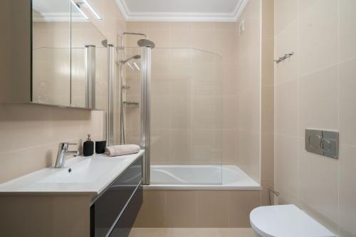 y baño con ducha, lavabo y aseo. en Cozy modern apartment 111 by Destination Algarve, en Lagos