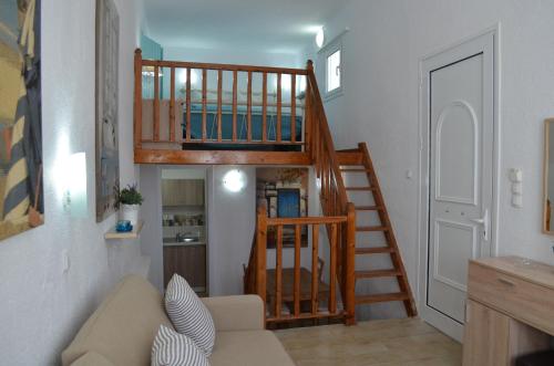 ein Wohnzimmer mit einer Wendeltreppe in einem Haus in der Unterkunft Rania Bella Vista Studios in Poros
