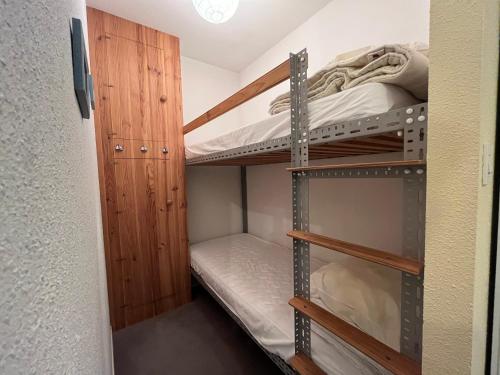 a room with two bunk beds and a closet at Retour de Pêche in Wimereux