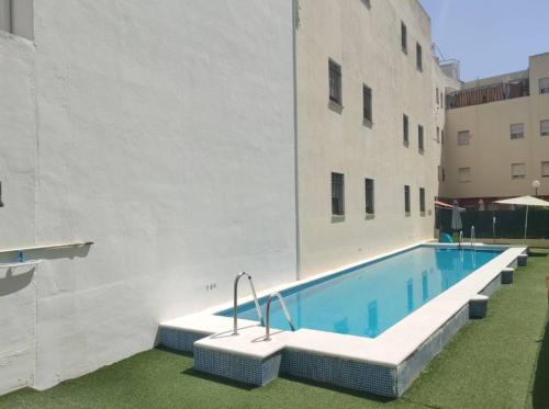 una gran piscina junto a un edificio en Atico triplex en pleno Triana, en Sevilla