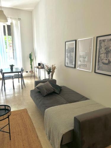 ein Wohnzimmer mit einem Bett und einem Tisch in der Unterkunft Ampio e Confortavole Appartamento a Voghera in Voghera