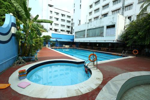 ein großer Pool in der Mitte eines Gebäudes in der Unterkunft Breeze Residency in Tiruchchirāppalli