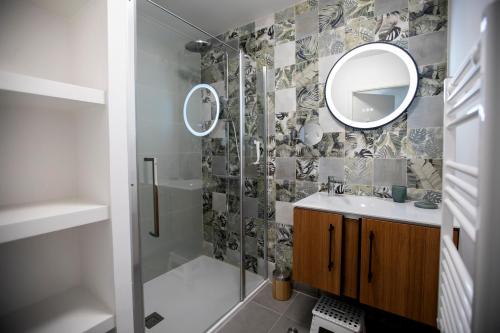 une salle de bain avec une douche, un lavabo et un miroir dans l'établissement Les Terrasses De Forville by Connexion, à Cannes