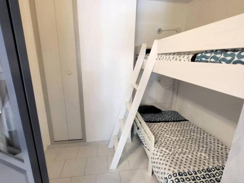 une chambre avec deux lits superposés et une échelle dans l'établissement T2 climatisé avec coin nuit, parking, piscine et tennis - 200m plages et commerces - FR-1-316-154, à Six-Fours-les-Plages