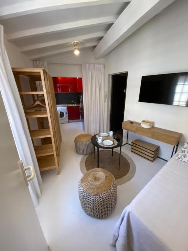 une chambre avec un lit, une table et un bureau dans l'établissement La Conquette 2, à Saint-Tropez