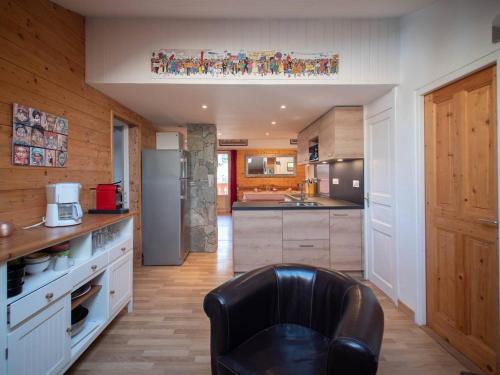 - une cuisine avec un fauteuil en cuir noir dans la chambre dans l'établissement Appartement spacieux à Valmorel, 11 couchages, 4 Pièces, casier à skis - FR-1-291-749, à Valmorel