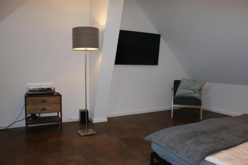 Televisyen dan/atau pusat hiburan di Dock2Apartment Rügen Whg 3 großer Balkon, ruhige Lage
