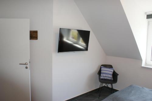 Televisyen dan/atau pusat hiburan di Dock2Apartment Rügen Whg 3 großer Balkon, ruhige Lage