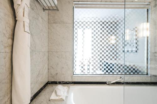 Salle de bains dans l'établissement Le Casablanca Hotel