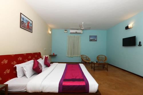 1 dormitorio con 1 cama grande en una habitación en Les Boganveillea Heritage Guest House en Auroville