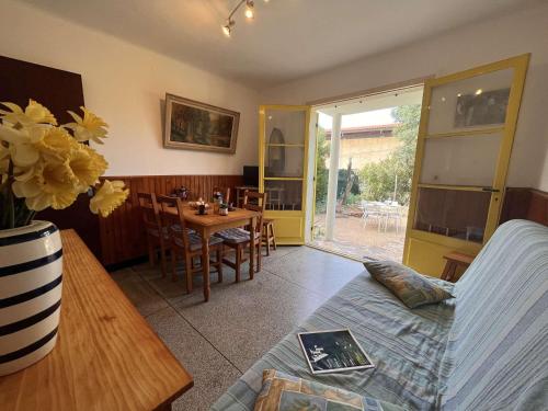 un salon avec une table et un canapé dans l'établissement Appartement 2 pièces avec jardin privatif, proche plage et commerces, à Saint Aygulf - FR-1-226A-103, à Fréjus