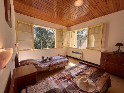 une chambre avec deux lits et des fenêtres dans une maison dans l'établissement Appartement 2 pièces avec jardin privatif, proche plage et commerces, à Saint Aygulf - FR-1-226A-103, à Fréjus