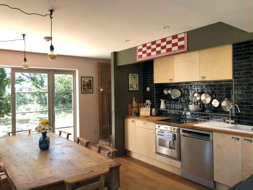 Una cocina o cocineta en Starnash Farmhouse Holiday Home