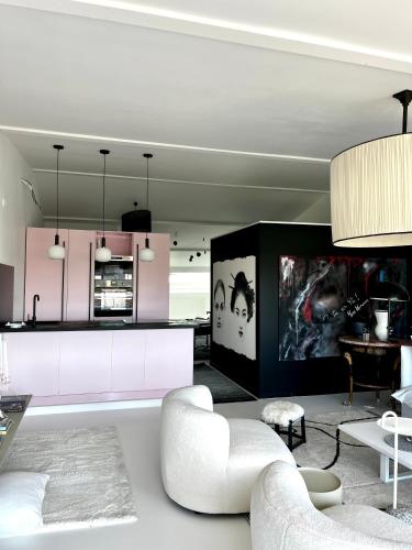 - un salon avec des meubles blancs et des armoires roses dans l'établissement Très bel appartement type loft avec terrasse, quartier Saint-Augustin à Bordeaux, à Bordeaux