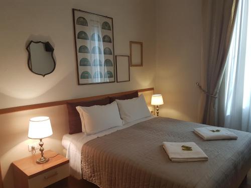 Un dormitorio con una cama con dos toallas encima. en Villa Alle Rampe, en Florencia
