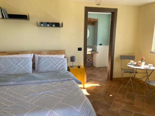 1 dormitorio con 1 cama y 1 mesa en una habitación en Casa Quinterni, en Alba