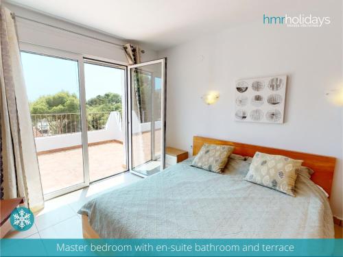 モライラにあるVilla Portina - HMR Holidays Morairaのベッドルーム1室(ベッド1台、大きな窓付)