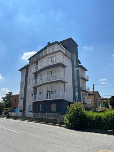 um grande edifício de apartamentos branco no lado de uma rua em Alla Pieve em Bagnacavallo