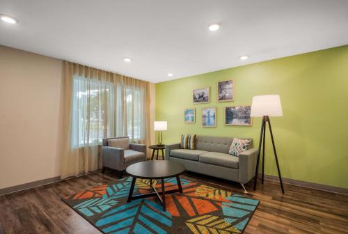 WoodSpring Suites Invernessにあるシーティングエリア