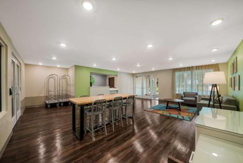 インバネスにあるWoodSpring Suites Invernessのテーブルと椅子のあるキッチンとリビングルーム