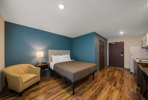 WoodSpring Suites Invernessにあるベッド