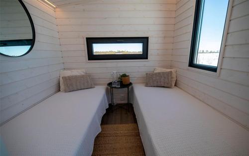 Ένα ή περισσότερα κρεβάτια σε δωμάτιο στο Karemajat wagon cottage