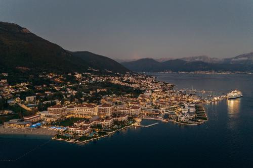 uma vista aérea de uma cidade sobre a água em Portonovi Resort em Herceg Novi