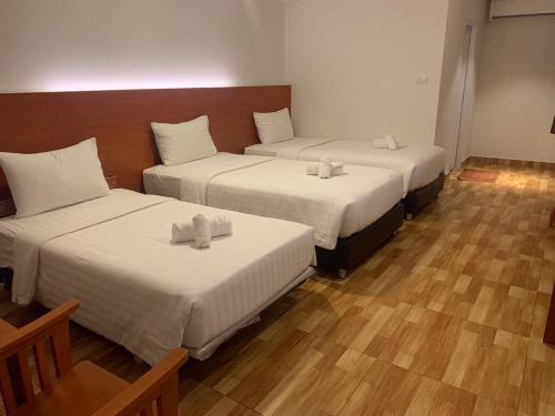 - une chambre avec 2 lits avec des chapeaux dans l'établissement Don Mueang Place Hotel, à Bangkok