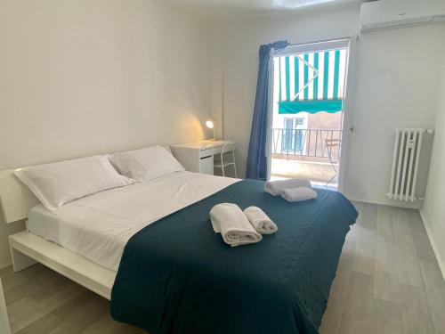 une chambre avec un lit avec deux serviettes dessus dans l'établissement Suite Gloria Five stars holiday house, à Nice