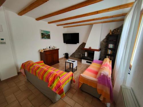 ein Wohnzimmer mit 2 Sofas und einem TV in der Unterkunft Appartamento Buon Vento in Levanto