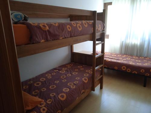 - deux lits superposés dans une chambre dans l'établissement Alquiler piso verano/invierno, à Jaca