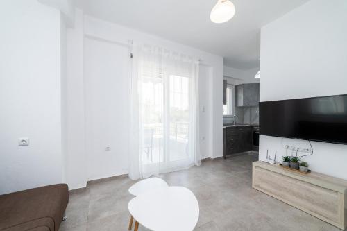 TV a/nebo společenská místnost v ubytování Danai & Palm Residential Complexes