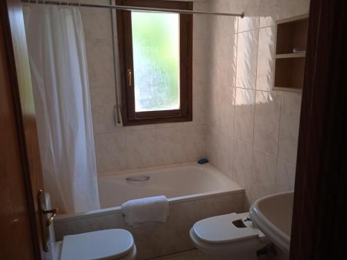 La salle de bains est pourvue d'une baignoire, de toilettes et d'un lavabo. dans l'établissement Alquiler piso verano/invierno, à Jaca