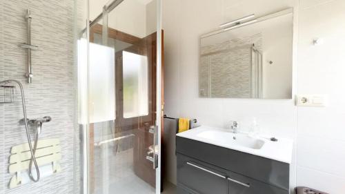 bagno con lavandino e doccia con specchio di Playa de Perbes - Casa con precioso jardín a Boebre
