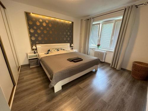 sypialnia z łóżkiem i dużym oknem w obiekcie Apartment YuPa w Koszycach