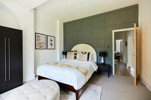 מיטה או מיטות בחדר ב-The Streatham Escape - Fascinating 2BDR Flat